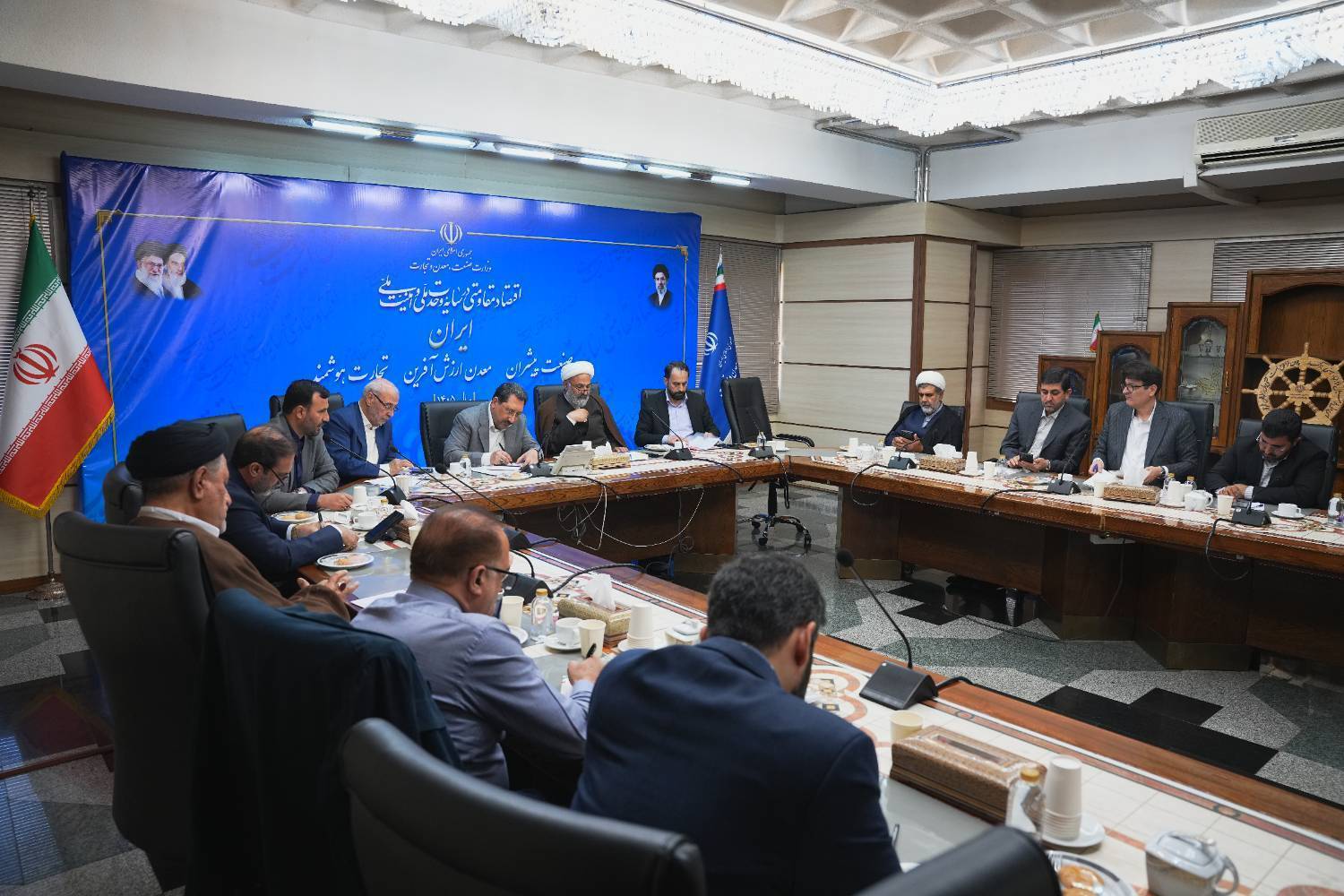 حضور رئیس هیأت عامل ایمیدرو در جلسه کمیسیون اصل نودبا حضور وزیر صمت 1405.02020