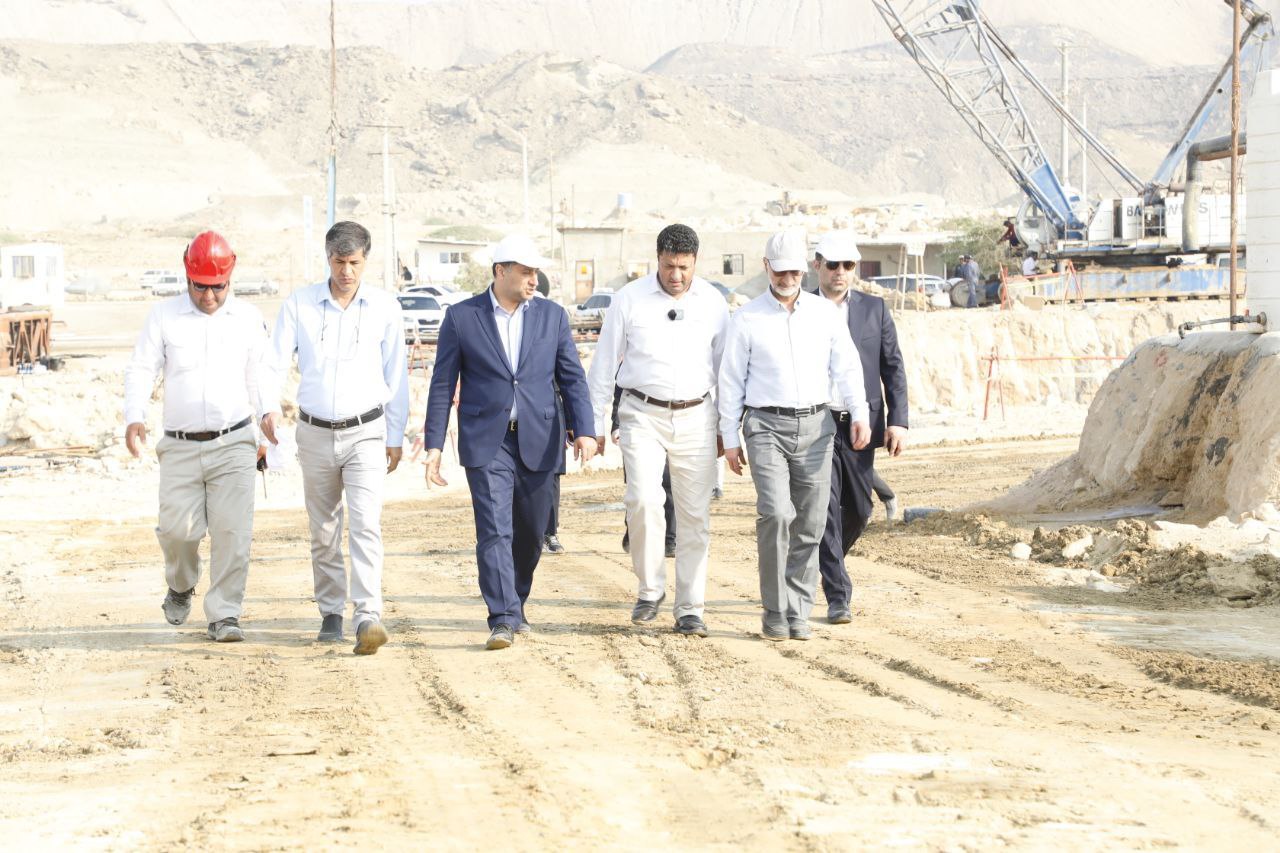 بازدید موثقی نیا از آبگیر و زمین ایستگاه پمپاژ گیشاب خط انتقال آب دریای عمان&nbsp; 