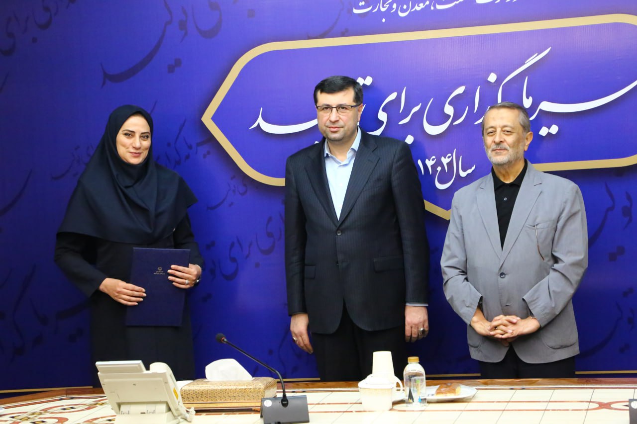 تقدیر رئیس ستاد بزرگداشت روز ملی صنعت و معدن از مدیر روابط عمومی ایمیدرو